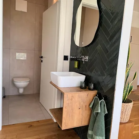 Anton's - & アパート *